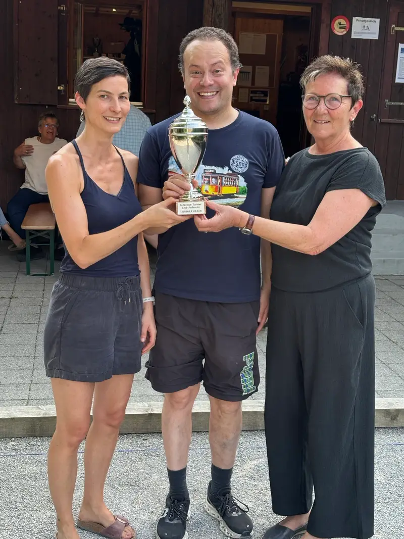 Das Siegertrio des Pétanque-Turniers mit Pokal